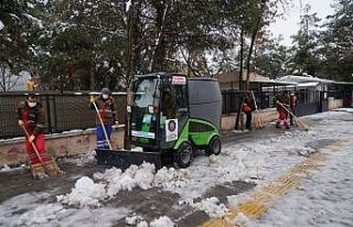 Diyarbakır’da kaldırımlarda kar temizleme çalışması...