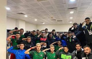 Diyarbekirsporlu futbolcular asker selamı vererek...