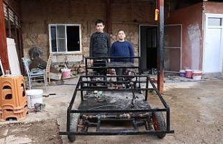 Diziden esinlenen iki kuzen, hurdacıdan topladıkları...