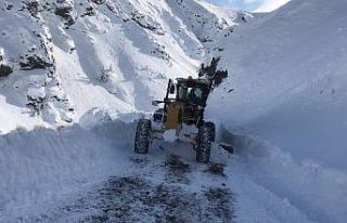Doğu’da kar ve tipiden kapanan yollar açılıyor
