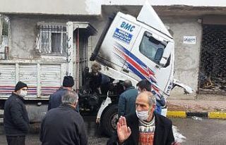 Donan yakıt deposunu ısıtmak isterken kamyonu küle...