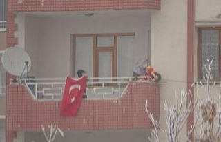 Dondurucu soğukta yürekleri ısıtan bayrak töreni