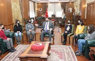 Dünya birincisi öğrencileri Vali Ayhan ödüllendirdi