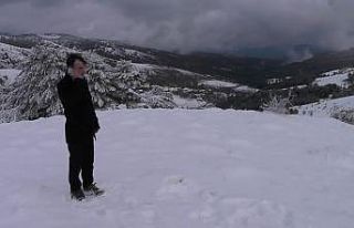 Dünyayla iletişimi sağlamak için tepeye çıkıyorlar