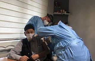 Dursunbey Belediyesi Sevgi Evi sakinleri aşılandı