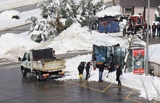Düzce Belediyesi ekiplerinin kar temizliği sürüyor