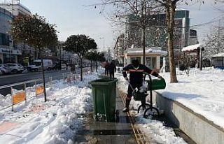 Düzce’de kar temizlik çalışmasına engel olmadı