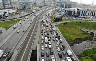 E-5’te kontrolden çıkan tır, metrobüs bariyerine...