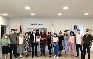 Eczacı, selzede meslektaşlarının yaralarını...