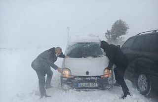 Edirne Valisi, karda mahsur kalan araçları itti