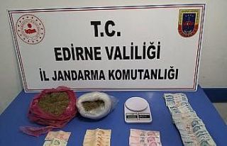 Edirne’de ehliyetsiz sürücünün aracından uyuşturucu...