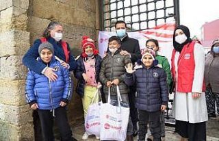 Edirne’deki çocuklara kışlık kıyafet hediye...