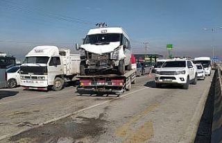 Edremit’te minibüsler çarpıştı: 11 yaralı