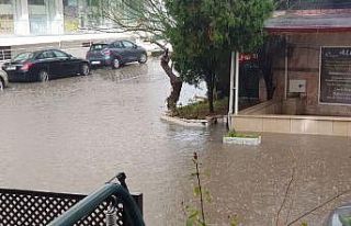Edremit’te sağanak yağmur yolları göle çevirdi