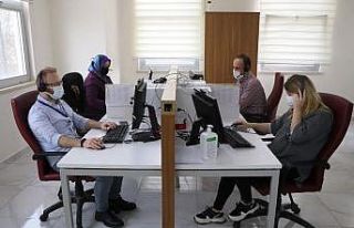 Eğitimciler ve sağlıkçılar koronaya karşı omuz...