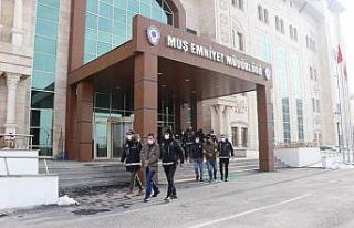 Ehliyet sınavı için kopya düzeneği hazırlayan...