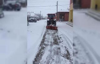 Ekipler gece gündüz çalışarak yolların buzlanmasını...