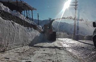 Ekipler zorlanınca devreye kar küreme aracı girdi