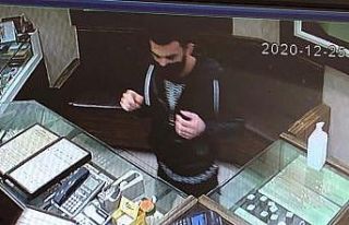 El çabukluğuyla hırsızlık yapan şüpheliyi dövmeleri...