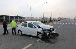 Elazığ otomobil ile transit çarpıştı: 3 yaralı