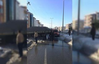 Elektrik direğine çarpan tır ulaşımı aksattı