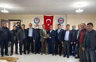 Emekli olan öğretmene plaket