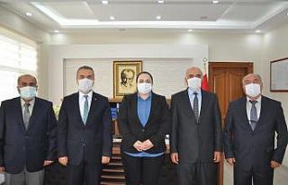 Emekli olan okul müdürlerine plaket verildi