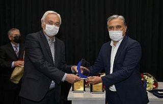 Emekli olan personeller plaketle uğurlandı
