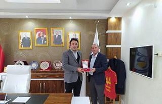 Emekliye ayrılanlara plaketli teşekkür