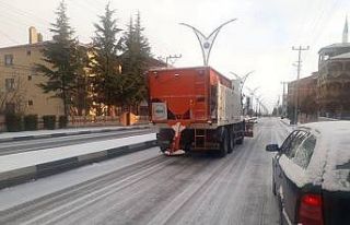 Emirdağ’da belediye ekipleri karla mücadeleye...