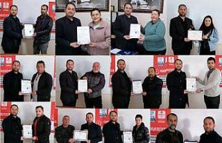 Emlak danışmanları ve galericiler belgelerini aldı