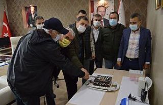 Erdekli gazetecilere pastalı kutlama
