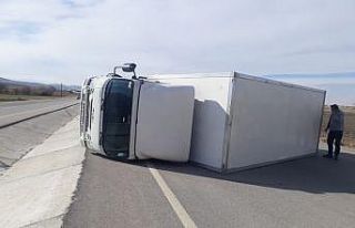 Ereğli’de fırtına nedeniyle çatılar uçtu,...
