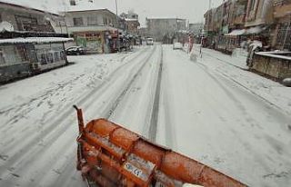 Erenler’de ekipler karla mücadele çalışmalarını...