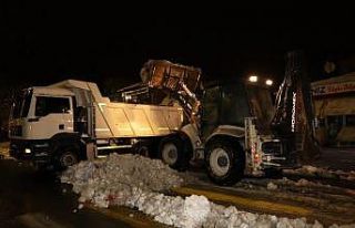 Erzincan’da kar yığınları kamyonlarla şehir...