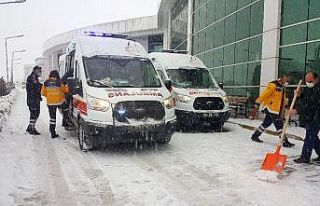 Erzincan’da karda kayan yolcu otobüsü devrildi:...