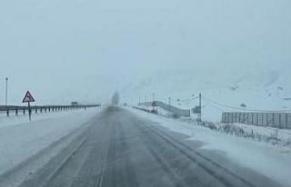 Erzurum - Horasan karayolunda kar ve tipi nedeniyle...