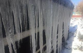 Erzurum’da soğuktan buzdan duvar oluştu