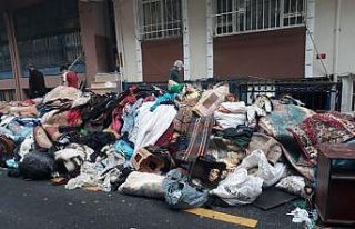 Esenler’de bir evden 3 kamyon çöp çıkartıldı