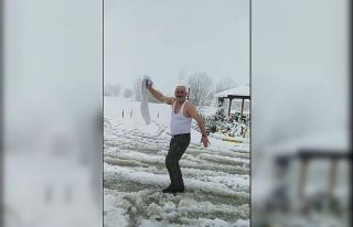 Eski muhtar soğuğa meydan okudu: Karda üstünü...