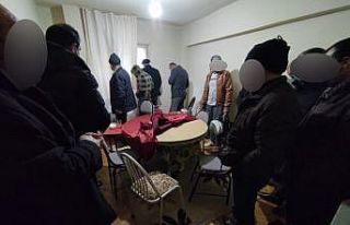 Ev kiralayıp, kumar oynadılar