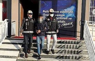 Eve girdi, ne bulduysa çaldı