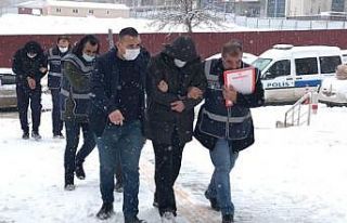 Eve giren hırsızlar ne bulursa çaldı ama yakalanmaktan...