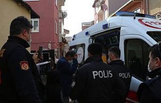 Evin penceresinden sarkan küçük çocuk ekipleri...