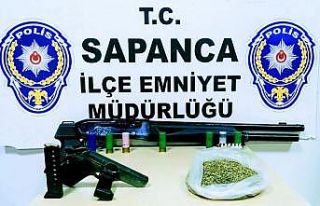 Evinde uyuşturucu ve ruhsatsız silahlarla yakalanan...