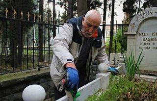 Evinden çok mezarlığa gidiyor