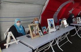 Evlat nöbetindeki anne, gözyaşları içerisinde...