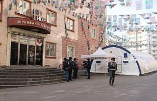 Evlat nöbetindeki anne, gözyaşları içinde kızına...