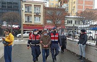 Firari tutuklu çaldığı trafik levhalarıyla birlikte...