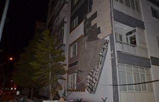 Fırtına apartmanın dış cephe kaplamasını söktü